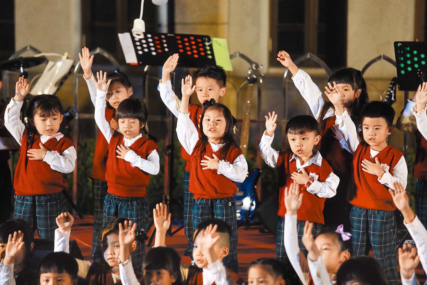 鹽光幼兒園小朋友獻唱詩歌。 （翻攝自FB@雄愛民-高雄市政府民政局）